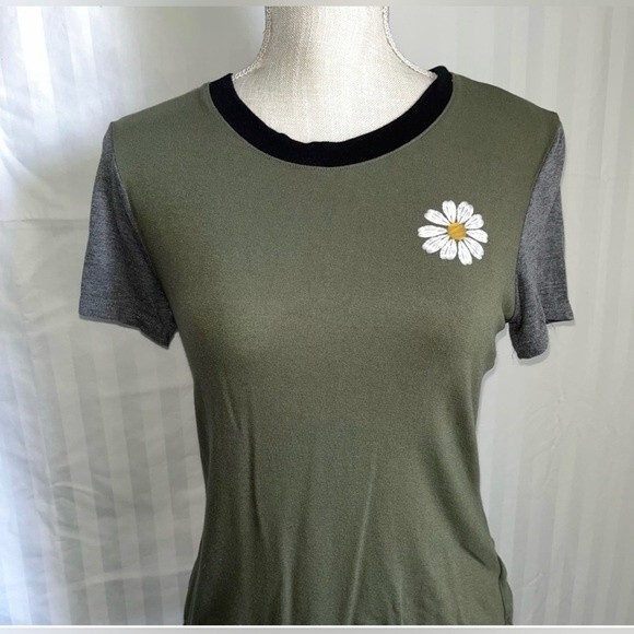No Boundaries Green Gray Daisy Floral Short Sleeve Top Juniors Size Medium - Picture 3 of 9